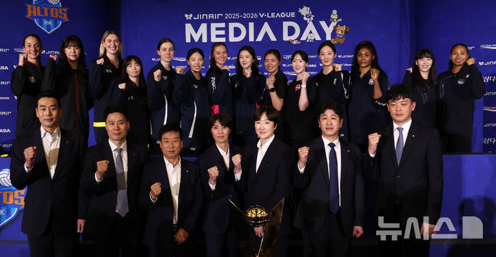 [서울=뉴시스] 김선웅 기자 = 16일 서울 강남구 호텔리베라에서 열린 진에어 2025-2026 V-리그 여자부 미디어데이에서 7개 구단 감독 및 선수들이 단체 기념사진을 촬영하고 있다. 2025.10.16. mangusta@newsis.com