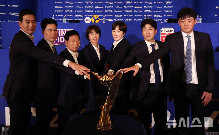 [서울=뉴시스] 김선웅 기자 = 16일 서울 강남구 호텔리베라에서 열린 진에어 2025-2026 V-리그 여자부 미디어데이에서 7개 구단 감독들이 단체 기념사진을 촬영하고 있다.왼쪽부터 정관장 고희진 감독, 현대건설 강성형 감독, IBK기업은행 김호철 감독, 흥국생명 요시하라 토모코 감독, 페퍼저축은행 장소연 감독, 한국도로공사 김종민 감독, GS칼텍스 이영택 감독. 2025.10.16. mangusta@newsis.com