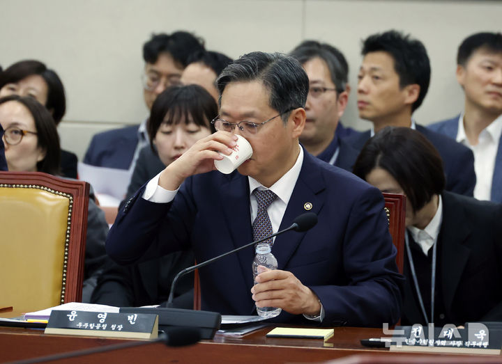 [서울=뉴시스] 고승민 기자 = 윤영빈 우주항공청장이 16일 서울 여의도 국회에서 열린 과학기술정보방송통신위원회의 원자력안전위원회 등 국정감사에서 물을 마시고 있다. 2025.10.16. kkssmm99@newsis.com