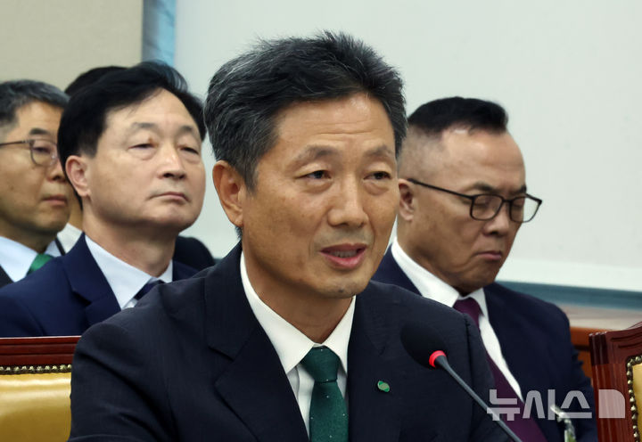 [서울=뉴시스] 고승민 기자 = 전대욱 한국수력원자력 사장 직무대행이 16일 서울 여의도 국회에서 열린 과학기술정보방송통신위원회의 원자력안전위원회 등 국정감사에서 의원 질의에 답하고 있다. 오른쪽 황주호 전 사장이 눈을 감고 있다. 2025.10.16. kkssmm99@newsis.com