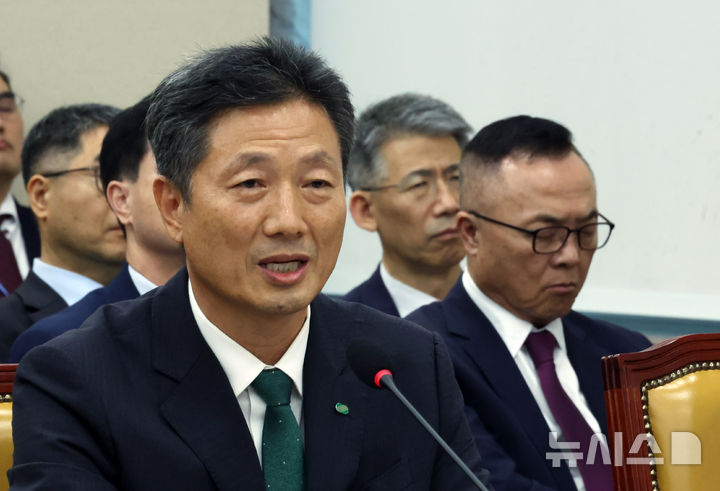 [서울=뉴시스] 고승민 기자 = 전대욱 한국수력원자력 사장 직무대행이 16일 서울 여의도 국회에서 열린 과학기술정보방송통신위원회의 원자력안전위원회 등 국정감사에서 의원 질의에 답하고 있다. 오른쪽 황주호 전 사장이 눈을 감고 있다. 2025.10.16. kkssmm99@newsis.com