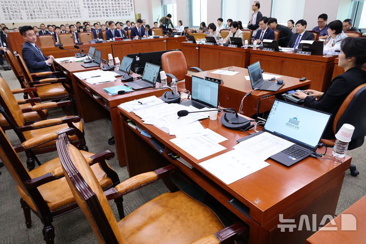 [서울=뉴시스] 김금보 기자 = 국회 법제사법위원회 국민의힘 의원들이 16일 서울 여의도 국회에서 열린 국정감사에서 곽규택 의원 발언권 중단에 항의하며 이석해 자리가 비어있다. 2025.10.16. kgb@newsis.com