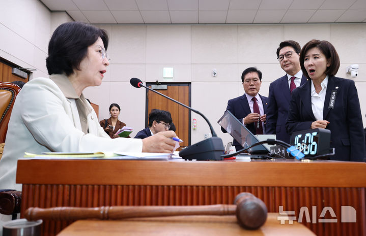 [서울=뉴시스] 김금보 기자 = 국회 법제사법위원회 국민의힘 의원들이 16일 서울 여의도 국회에서 열린 국정감사에서 추미애 위원장에게 곽규택 의원 발언권을 요청하고 있다. 2025.10.16. kgb@newsis.com