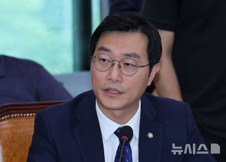 장경태 더불어민주당 의원이 16일 서울 여의도 국회에서 열린 법제사법위원회 국정감사에서 정상우 감사원 사무총장에게 질문을 하고 있다. 2025.10.16.