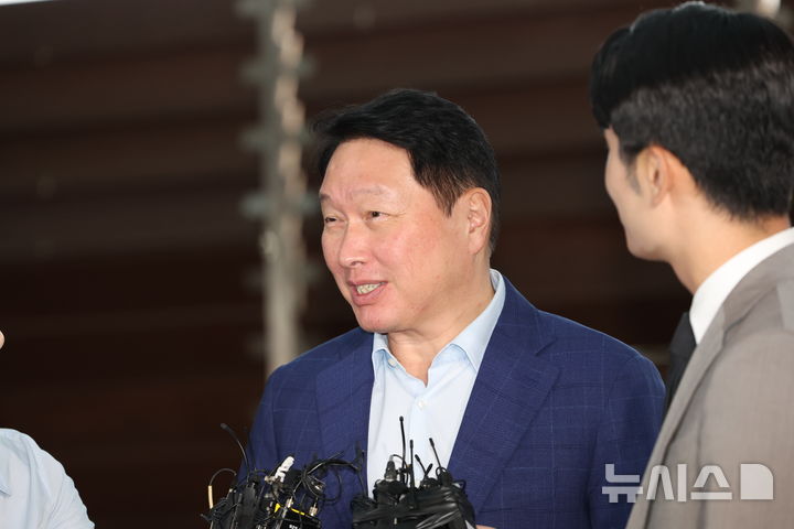 [서울=뉴시스] 황준선 기자 = 최태원 SK그룹 회장이 16일 오후 서울 강서구 김포비즈니스항공센터를 통해 미국으로 출국하며 취재진의 질문에 답변하고 있다. 최 회장을 비롯한 이재용 삼성전자 회장,정의선 현대차그룹 회장,구광모 LG그룹 회장 등 4대 그룹 총수들은 손정의 소프트뱅크 회장의 초청으로 미국 플로리다주 마러라고 리조트에서 열리는 투자 행사에 참석할 것으로 알려졌다. 2025.10.16. hwang@newsis.com