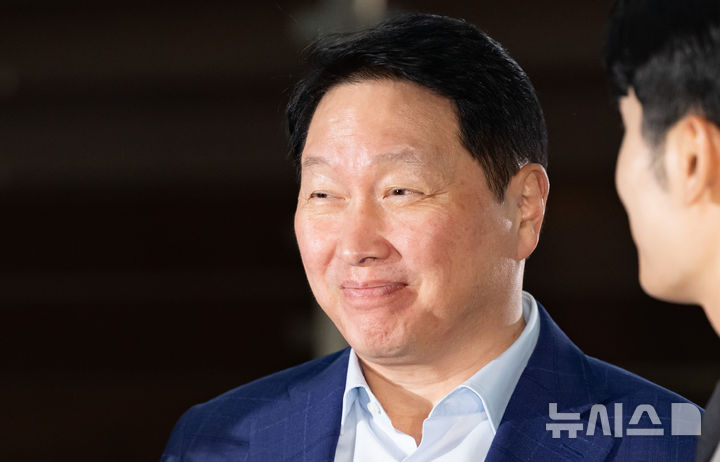 [서울=뉴시스] 황준선 기자 = 최태원 SK그룹 회장이 16일 오후 서울 강서구 김포비즈니스항공센터를 통해 미국으로 출국하며 취재진의 질문에 답변하고 있다. 최 회장을 비롯한 이재용 삼성전자 회장,정의선 현대차그룹 회장,구광모 LG그룹 회장 등 4대 그룹 총수들은 손정의 소프트뱅크 회장의 초청으로 미국 플로리다주 마러라고 리조트에서 열리는 투자 행사에 참석할 것으로 알려졌다. 2025.10.16. hwang@newsis.com