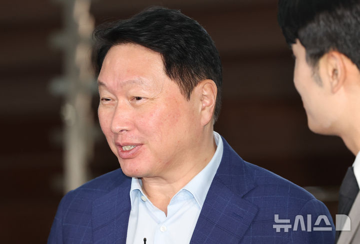 [서울=뉴시스] 황준선 기자 = 최태원 SK그룹 회장이 16일 오후 서울 강서구 김포비즈니스항공센터를 통해 미국으로 출국하며 취재진의 질문에 답변하고 있다. 최 회장을 비롯한 이재용 삼성전자 회장,정의선 현대차그룹 회장,구광모 LG그룹 회장 등 4대 그룹 총수들은 손정의 소프트뱅크 회장의 초청으로 미국 플로리다주 마러라고 리조트에서 열리는 투자 행사에 참석할 것으로 알려졌다. 2025.10.16. hwang@newsis.com