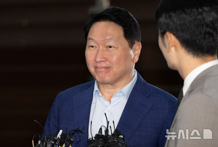 [서울=뉴시스] 황준선 기자 = 최태원 SK그룹 회장이 16일 오후 서울 강서구 김포비즈니스항공센터를 통해 미국으로 출국하며 취재진의 질문을 듣고 있다. 최 회장을 비롯한 이재용 삼성전자 회장,정의선 현대차그룹 회장,구광모 LG그룹 회장 등 4대 그룹 총수들은 손정의 소프트뱅크 회장의 초청으로 미국 플로리다주 마러라고 리조트에서 열리는 투자 행사에 참석할 것으로 알려졌다. 2025.10.16. hwang@newsis.com