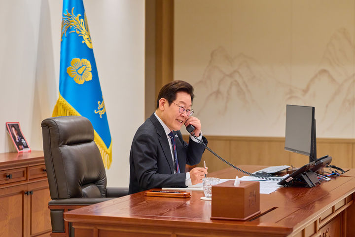 [서울=뉴시스] 최동준 기자 = 이재명 대통령이 16일 서울 용산 대통령실 청사에서 아누틴 찬위라꾼 태국 총리와 통화하고 있다. (사진=) 2025.10.16. photo@newsis.com *재판매 및 DB 금지