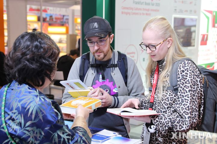 [프랑크푸르트(독일)=신화/뉴시스]독일 프랑크푸르트에서 열린 프랑크푸르트 도서전을 찾은 사람들이 15일 책들을 둘러보고 있다. 독일 인구보건 연구자 틸 배르니히하우젠이 2차 세계대전 중 일본군 731부대가 중국에서 행한 인체 세균실험의 역사에 대해 폭로한 책 '일본군이 중국에서 생물학전을 위해 수행한 의료 인체실럼(1932∼1945)'이 15일(현지시각) 프랑크푸르트 도서전에서 첫 선을 보였다. 2025.10.16.