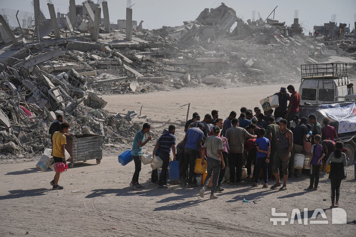 [AP/뉴시스] 16일 가자 시티 주민들이 물 배급을 받고 있다