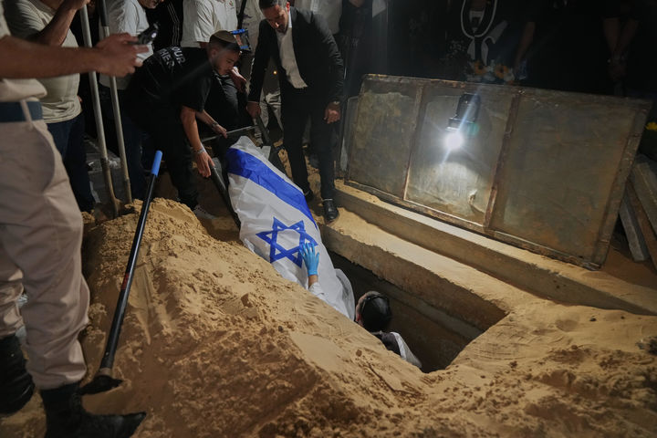 [홀론=AP/뉴시스] 지난 16일(현지 시간) 이스라엘 홀론의 바트얌 묘지에서 친인척들이 하마스가 반환한 이스라엘 인질 에이탄 레비의 시신을 매장하고 있다. 2025.10.18.
