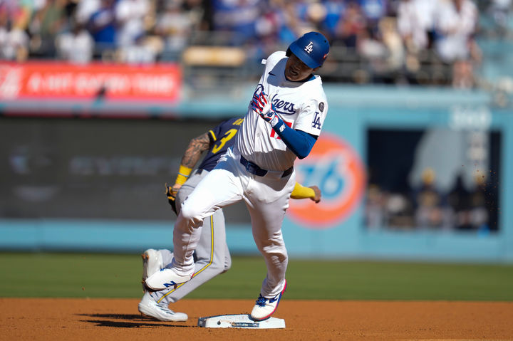 [로스앤젤레스=AP/뉴시스] LA 다저스 오타니 쇼헤이가 17일(한국 시간) 미국 캘리포니아주 로스앤젤레스의 다저스타디움에서 열린 밀워키 브루어스와의 2025 MLB 내셔널리그 챔피언십시리즈(NLCS·7전4선승제) 3차전 1회말 3루타를 치고 베이스를 돌고 있다. 2025.10.17.