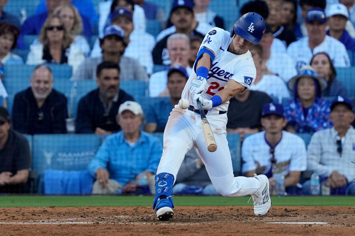 [로스앤젤레스=AP/뉴시스] 로스앤젤레스(LA) 다저스의 토미 에드먼이 16일(현지 시간) 미 캘리포니아주 로스앤젤레스의 다저 스타디움에서 열린 2025 메이저리그 내셔널리그 챔피언십 시리즈(NLCS·7전4선승제) 3차전 밀워키 브루어스와 경기 6회 말 1타점 적시타를 치고 있다. 다저스가 3-1로 승리해 시리즈 3연승을 기록하며 월드시리즈(WS)까지 1승만을 남겨뒀다. 2025.10.17.