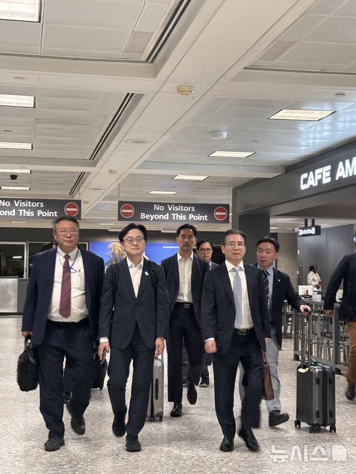 [워싱턴=뉴시스]이윤희 특파원 = 김용범 대통령실 정책실장과 정관 산업통상자원부 장관이 16일(현지 시간) 도널드 트럼프 미국 행정부와의 관세협상을 위해 워싱턴DC 인근 덜레스국제공항으로 입국하고 있다. 2025.10.17.