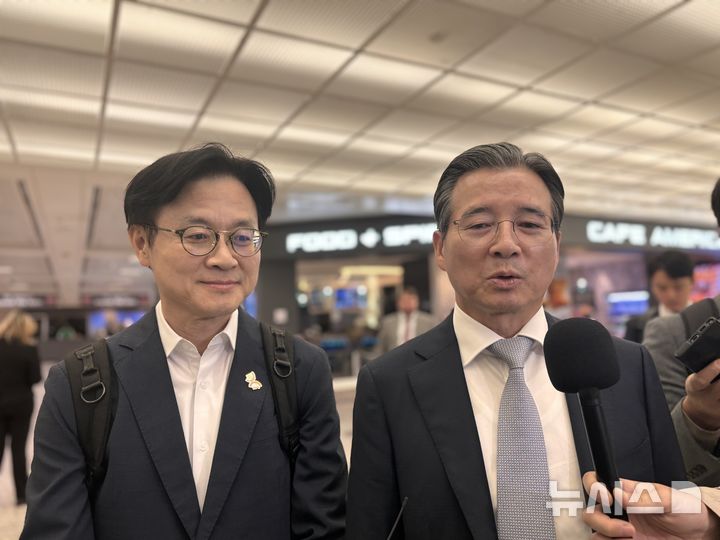 [워싱턴=뉴시스]이윤희 특파원 = 김용범 대통령실 정책실장과 정관 산업통상자원부 장관이 16일(현지 시간) 도널드 트럼프 미국 행정부와의 관세협상을 위해 워싱턴DC 인근 덜레스국제공항으로 입국한 뒤 특파원들 질문에 답변하고 있다.  2025.10.17. 
