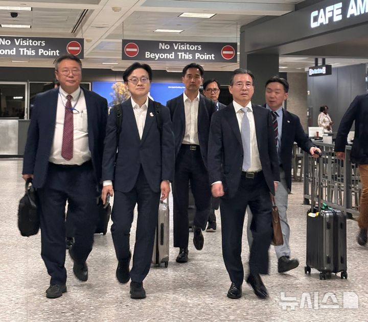 [워싱턴=뉴시스]이윤희 특파원 = 김용범 대통령실 정책실장과 김정관 산업통상자원부 장관이 16일(현지 시간) 도널드 트럼프 미국 행정부와의 관세협상을 위해 워싱턴DC 인근 덜레스국제공항으로 입국하고 있다. 2025.10.17. 
