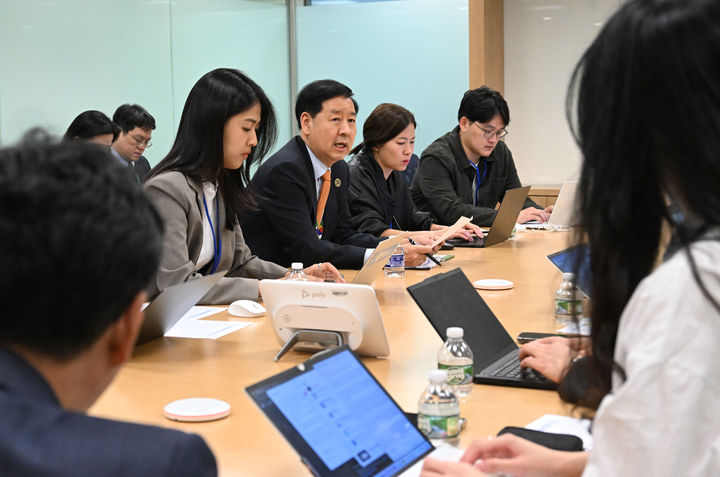 [워싱턴=뉴시스] 주요 20개국(G20) 재무장관회의와 국제통화기금 및 세계은행(IMF/WB) 연차총회 참석차 미국 워싱턴D.C.를 방문중인 구윤철 부총리 겸 기획재정부 장관이 10월 16일(현지시간) 국제통화기금(IMF)에서 동행기자단과 간담회를 하고 있다. (사진=기재부 제공) 2025.10.17. photo@newsis.com *재판매 및 DB 금지