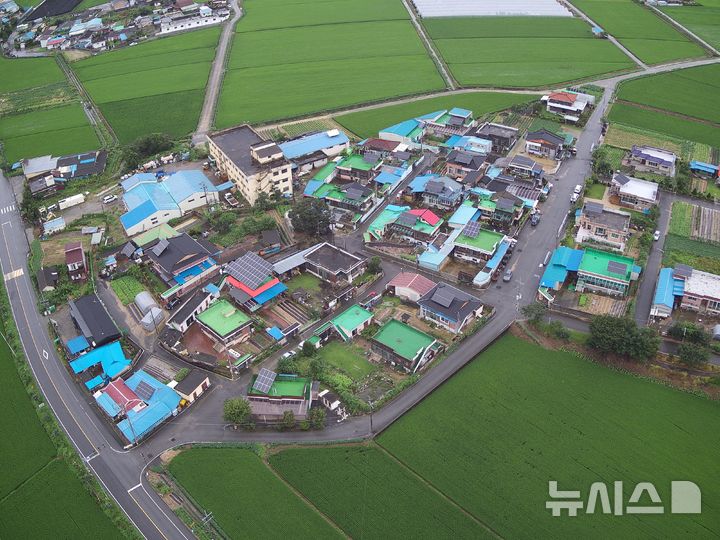 [진천=뉴시스] 진천읍 하덕마을 태양광 설치 모습.