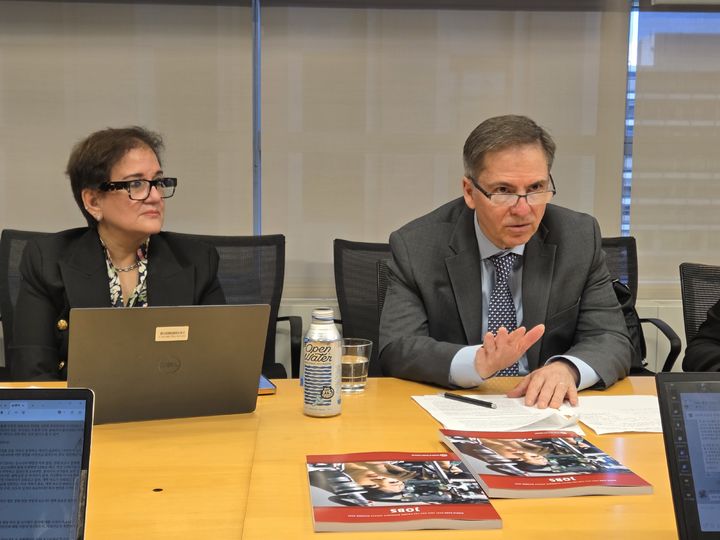 [워싱턴=뉴시스] 카를로스 펠리페 자라밀로 세계은행(WB) 동아시아·태평양(EAP) 지역 부총재는 지난 15일(현지 시간) 미국 워싱턴DC 소재 WB 건물에서 G20 동행기자단을 만나 불확실성이 고조된 세계경제 흐름 속에서 교육수준 제고 등 인적자원 투자가 그 어느 때보다 중요하다고 강조했다. (사진=동행기자단 공동) 2025.10.17. photo@newsis.com *재판매 및 DB 금지