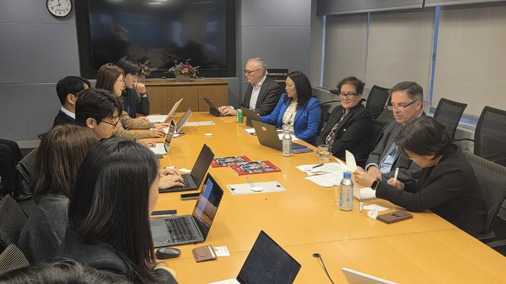 [워싱턴=뉴시스] 카를로스 펠리페 자라밀로 세계은행(WB) 동아시아·태평양(EAP) 지역 부총재는 지난 15일(현지 시간) 미국 워싱턴DC 소재 WB 건물에서 G20 동행기자단을 만나 불확실성이 고조된 세계경제 흐름 속에서 교육수준 제고 등 인적자원 투자가 그 어느 때보다 중요하다고 강조했다. (사진=동행기자단 공동) 2025.10.17. photo@newsis.com *재판매 및 DB 금지