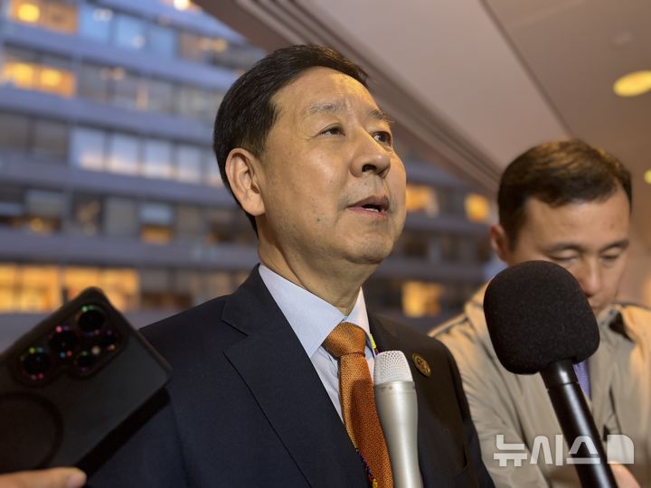 [워싱턴=뉴시스]이윤희 특파원 = 구윤철 경제부총리 겸 기획재정부 장관이 16일(현지 시간) 미국 워싱턴DC 국제통화기금(IMF) 본부에서 특파원들과 만나 질문에 답변하고 있다. 2025.10.17.