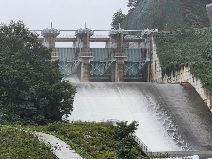 [강릉=뉴시스] 강릉지역에 연일 내리는 비로 인해 오봉저수지 저수율이 90%에 육박하자 수문을 개방하고 방류하고 있다.(사진=뉴시스DB)photo@newsis.com *재판매 및 DB 금지
