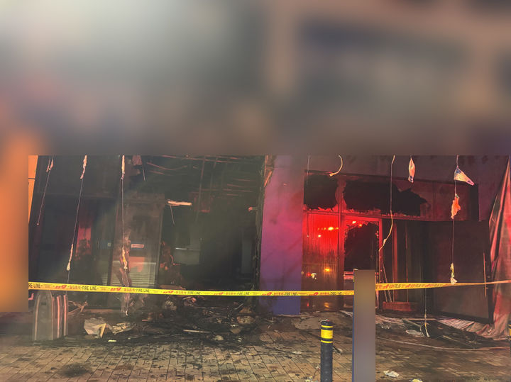 [군산=뉴시스] 17일 0시6분께 전북 군산시 경장동의 아파트 모델하우스 건물에서 불이 나 건물이 소실돼있다. (사진=전북도소방본부 제공) 2025.10.17. photo@newsis.com *재판매 및 DB 금지