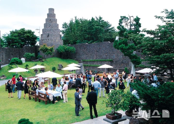 [제주=뉴시스] 제주 유니크베뉴(Unique Venue, 마이스 행사 개최 도시에서 느낄 수 있는 독특한 매력의 장소)로 선정된 '생각하는 정원' 모습. (사진=제주관광공사 제공) photo@newsis.com *재판매 및 DB 금지