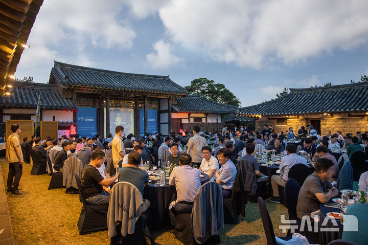 [제주=뉴시스] 제주 유니크베뉴(Unique Venue, 마이스 행사 개최 도시에서 느낄 수 있는 독특한 매력의 장소)로 선정된 '제주 민속촌' 모습. (사진=제주관광공사 제공) photo@newsis.com *재판매 및 DB 금지