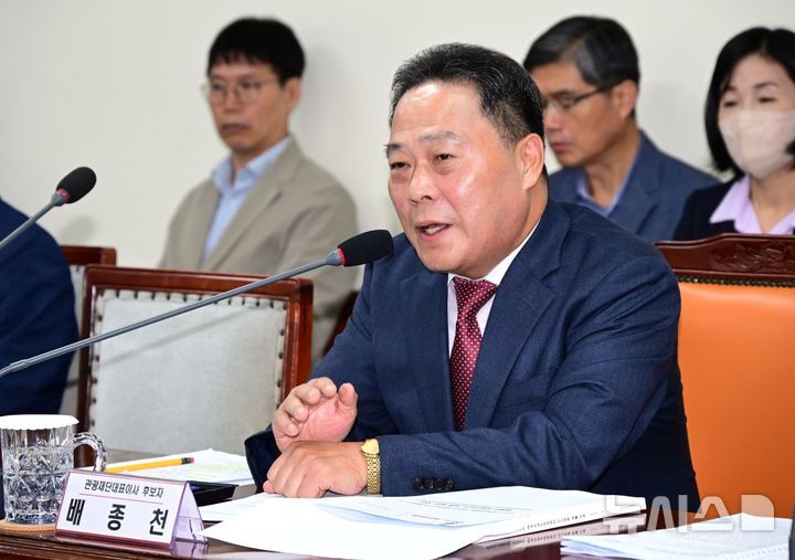 [창원=뉴시스]지난 16일 열린 경남도의회 문화복지위원회의 경남관광재단 대표이사 임용후보자 인사청문에 출석한 배종천 후보가 의원들의 질문에 답하고 있다.(사진=경남도의회 제공) 2025.10.17. photo@newsis.com