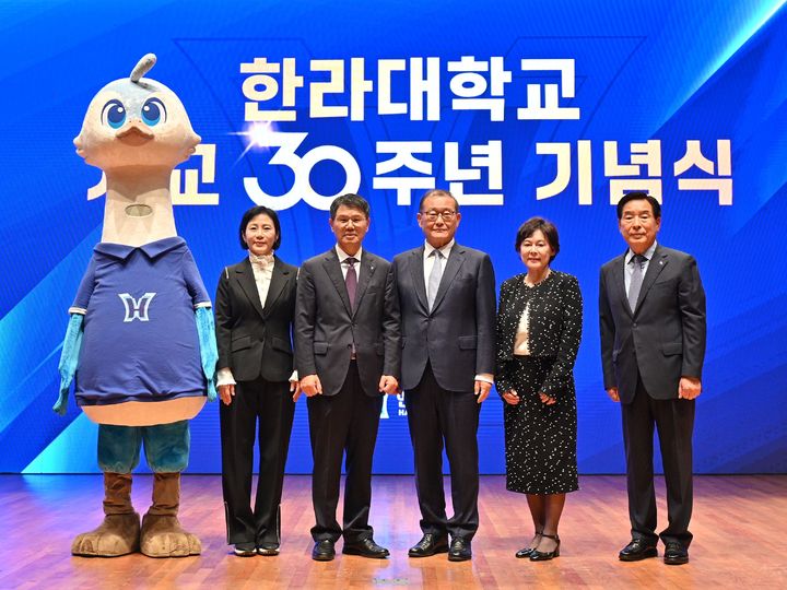 [서울=뉴시스] 16일 오후 열린 한라대학교 개교 30주년 기념식에서 정몽원 HL그룹 회장(오른쪽 셋째), 김응권 한라대학교 총장 (오른쪽 넷째) 등 주요 참석자들이 기념촬영을 하고 있다. (사진=HL그룹 제공) 2025.10.17 photo@newsis.com  *재판매 및 DB 금지