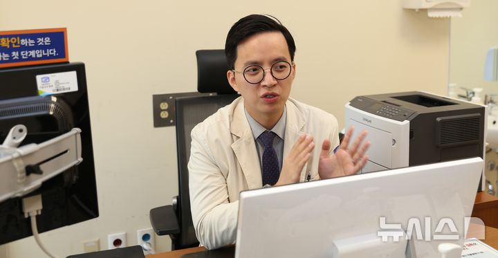 [서울=뉴시스] 이준희 서울성모병원 정신건강의학과 교수가 AI 의료기기 아크릴(ACRYL-D01)에 대해 설명하고 있다. 
