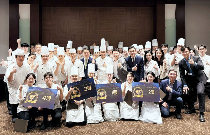 [서울=뉴시스] 서울 신라호텔 시즌 신메뉴 경진대회 참가자 기념 사진.(사진=신라호텔 제공) *재판매 및 DB 금지