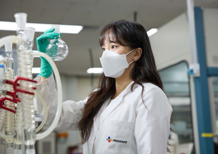 [서울=뉴시스] CJ프레시웨이 식품안전연구실 내 연구원 검사 시행 모습. (사진=CJ프레시웨이 제공) *재판매 및 DB 금지