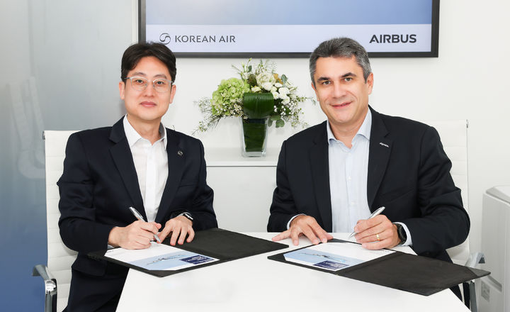 [서울=뉴시스] 오종훈 대한항공 예지정비팀장(왼쪽)과 파브리스 비욤 에어버스 디지털 서비스 성장·혁신 책임자가 16일(현지시간) 영국 런던에서 열린 2025 유지보수(MRO) 유럽에서 '스카이와이즈 플리트 퍼포먼스 플러스' 도입을 위한 계약을 체결하고 기념 사진을 촬영하고 있다. (사진=대한항공 제공) 2025.10.17. photo@newsis.com *재판매 및 DB 금지