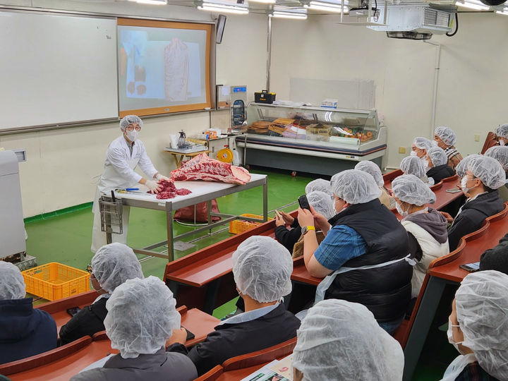 [서울=뉴시스] NS홈쇼핑은 안성 농협경제지주 축산물위생교육원에서 임직원을 대상으로 축산물 품질관리 역량 강화를 위한 '축산물 식육 부위별 세부 특성과 상품화 교육'을 실시했다고 17일 밝혔다.(사진=NS홈쇼핑 제공) *재판매 및 DB 금지