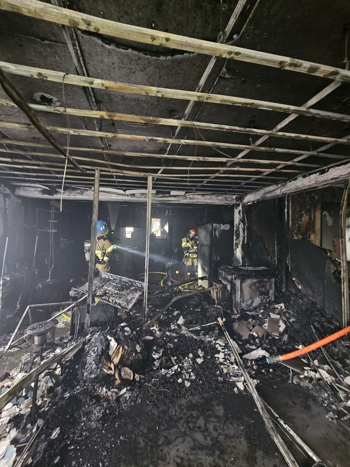 [울산=뉴시스] 17일 오전 7시38분께 울산 중구 우정동의 한 상가주택 3층에서 불이 났다. (사진=울산소방본부 제공) 2025.10.17. photo@newsis.com *재판매 및 DB 금지