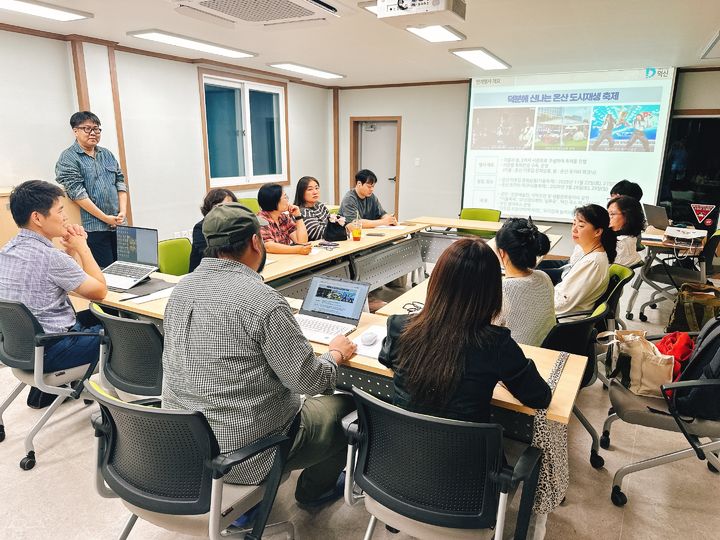 [울산=뉴시스] 울산 울주군 온산도시재생사업은 지역 상권 활성화와 주민 자립 기반 강화를 위해 ‘덕신 온(溫) 마켓 셀러 교육’을 시작했다고 17일 밝혔다. (사진= 울주군 제공) 2025.10.17.photo@newsis.com *재판매 및 DB 금지