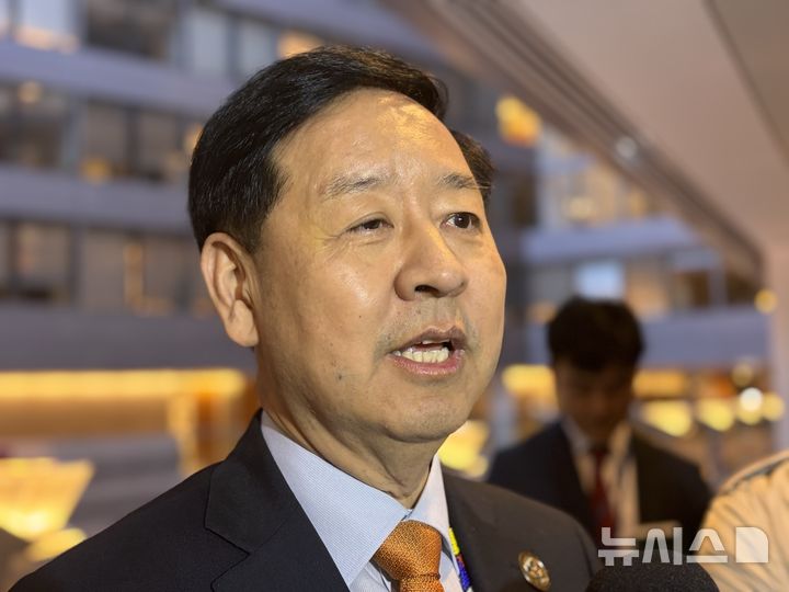 [워싱턴=뉴시스]이윤희 특파원 = 구윤철 경제부총리 겸 기획재정부 장관이 16일(현지 시간) 미국 워싱턴DC 국제통화기금(IMF) 본부에서 특파원들과 만나 질문에 답변하고 있다. 2025.10.17. 