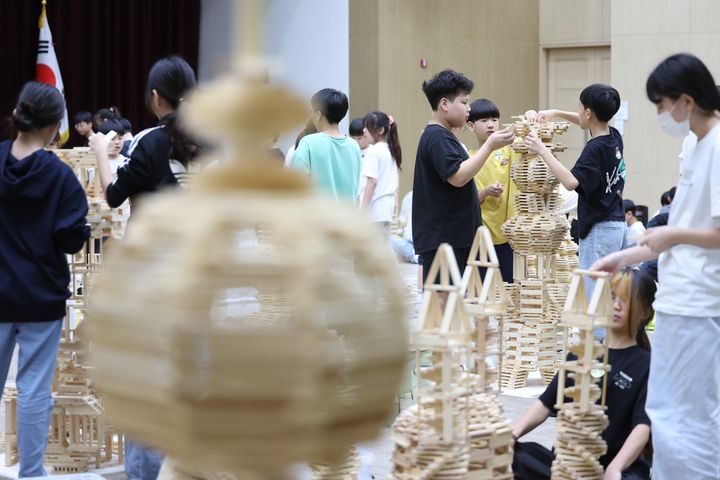 [세종=뉴시스]세종시교육청이 주최한 '제12회 수학구조물 대회' 전경(사진=세종시교육청 제공). 2025.10.17. photo@newsis.com. *재판매 및 DB 금지