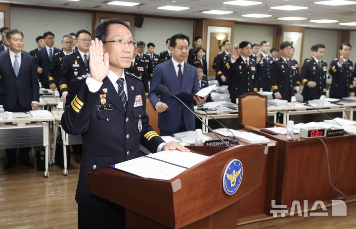 [서울=뉴시스] 조성봉 기자 = 유재성 경찰청장 직무대행이 17일 오전 서울 서대문구 경찰청에서 열린 행정안전위원회 국정감사에서 증인 선서를 하고 있다.2025.10.17. suncho21@newsis.com