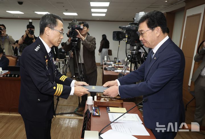 [서울=뉴시스] 조성봉 기자 = 유재성 경찰청장 직무대행이 17일 오전 서울 서대문구 경찰청에서 열린 행정안전위원회 국정감사에서 증인 선서문을 신정훈 국회 행안위원장에게 제출하고 있다.2025.10.17. suncho21@newsis.com