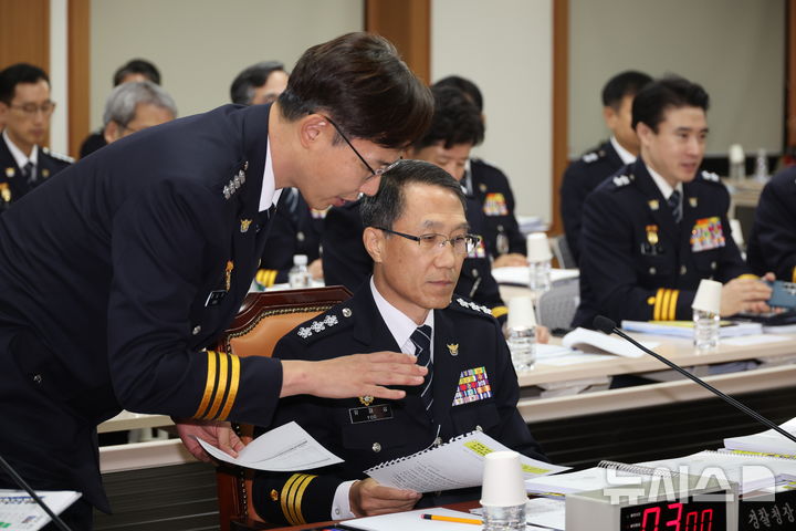 [서울=뉴시스] 조성봉 기자 = 유재성 경찰청장 직무대행이 17일 오전 서울 서대문구 경찰청에서 열린 행정안전위원회 국정감사에서 경찰 관계자에게 보고를 받고 있다.2025.10.17. suncho21@newsis.com