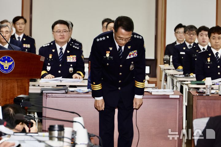 [서울=뉴시스] 조성봉 기자 = 유재성 경찰청장 직무대행이 17일 오전 서울 서대문구 경찰청에서 열린 행정안전위원회 국정감사에서 증인 선서를 마치고 고개숙여 인사하고 있다.2025.10.17. suncho21@newsis.com