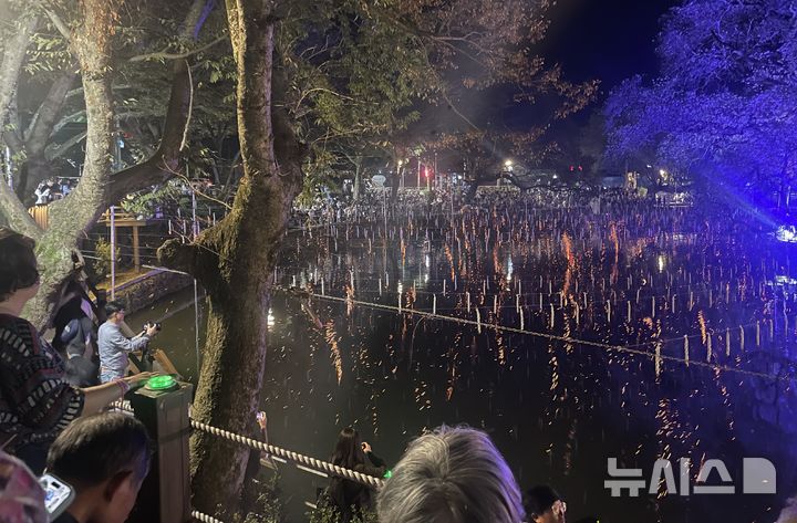 [함안=뉴시스]외국인 대상 낙화놀이 특별행사인 '함안 낙화놀이 Special day'에 경남을 찾은 일본인 관광객들이 지난 16일 저녁 함안군 무진정에서 낙화놀이를 관람하고 있다.(사진=경남도 제공) 2025.10.17. photo@newsis.com