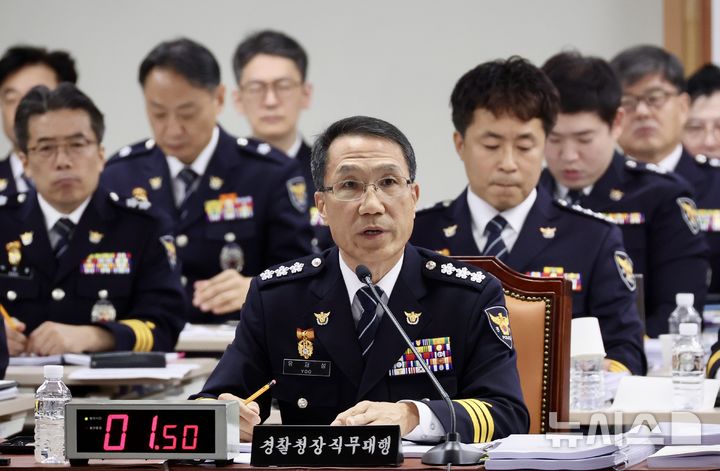 [서울=뉴시스] 조성봉 기자 = 유재성 경찰청장 직무대행이 17일 오전 서울 서대문구 경찰청에서 열린 행정안전위원회 국정감사에서 의원 질의에 답변하고 있다.2025.10.17. suncho21@newsis.com