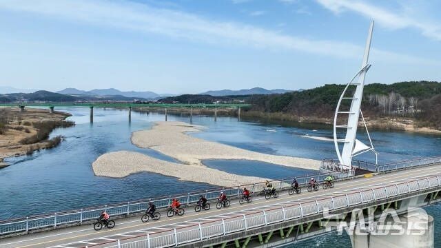 [여주=뉴시스]강천보~섬강길 자전거도로를 달리는 라이더들(사진=뉴시스 DB )