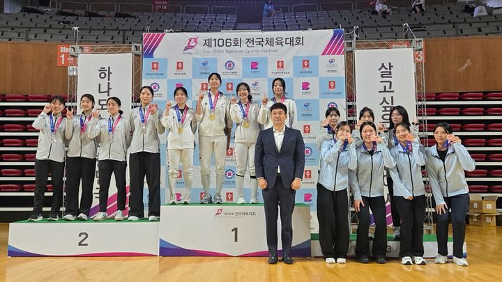 [부산=뉴시스] 부산체고 펜싱 여자 단체 플러레 금메달 입상 학생들. (사진=부산교육청 제공) 2025.10.17. photo@newsis.com  *재판매 및 DB 금지