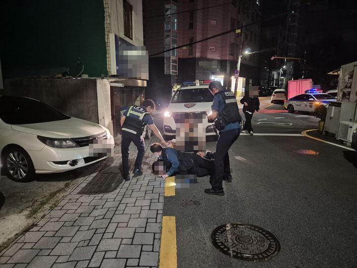 [부산=뉴시스] 지난 16일 한 30대가 남구의 한 거리에 주차된 차량의 문 손잡이를 잡아당기는 등 수상한 행동을 하는 장면이 CCTV 통합관제센터 요원에게 포착됐다. 관제요원의 눈썰미와 신속한 신고 덕분에 야간에 차량털이 한 혐의를 받는 30대가 현장에서 경찰에 붙잡혔다. (사진=부산 남부경찰서 제공) 2025.10.17. photo@newsis.com *재판매 및 DB 금지